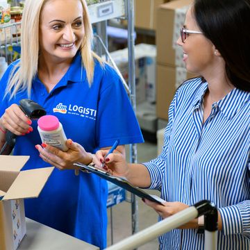 Munkatársaink csomagolják az online shop rendelést.