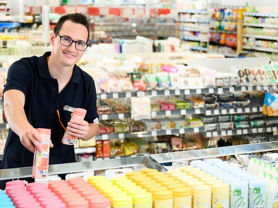 Kereskedő és webáruházi technikus tanuló árufeltöltés közben