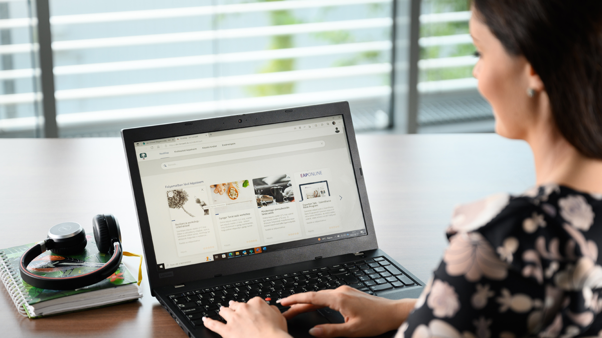 Munkatársunk a dm-es képzési lehetőségeket nézi a laptopján.