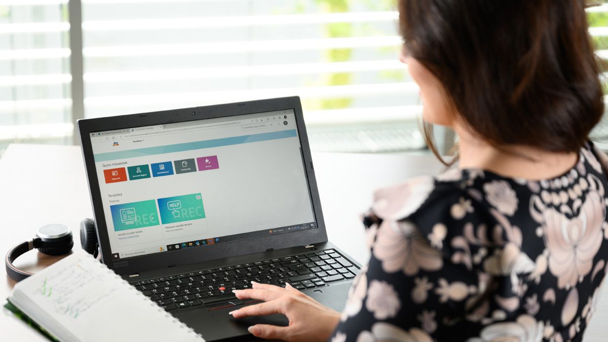 Egy HR-es munkatárs a laptopján nézi a beérkezett álláspályázatokat.