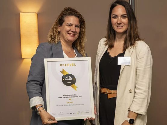 A kép az Év munkáltatója FMCG kiskereskedelemben 2025 díj átvételét ábrázolja.