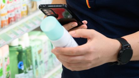 Munkatárs smartphone-t használ egy termék aktuális készletének lekérdezésére.