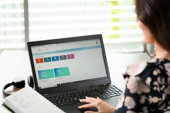 Egy HR-es munkatárs a laptopján nézi a beérkezett álláspályázatokat.